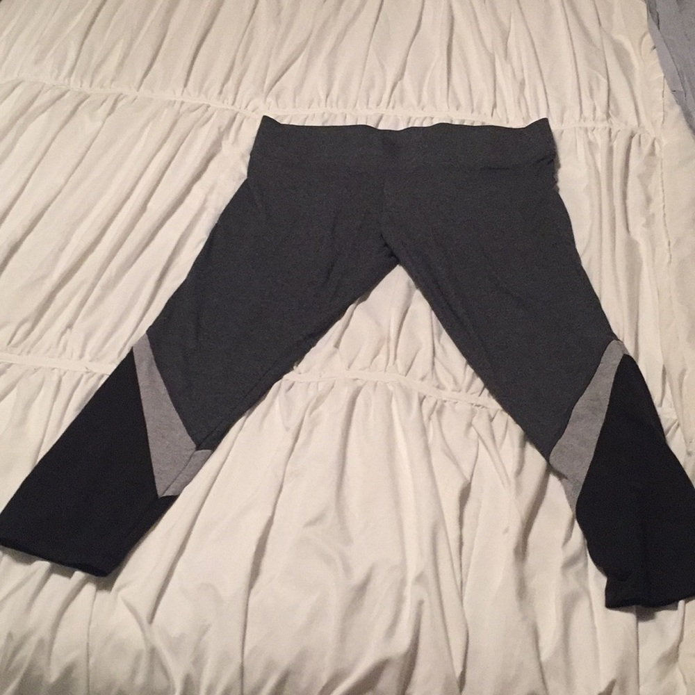Victoria Sport XL Capri workout pants